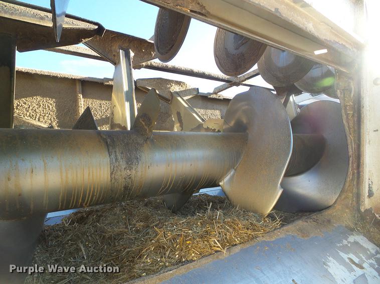 image for item DF2840 2016 Peterbilt 337 feed mixer truck