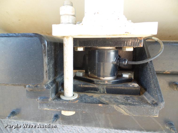 image for item DF2840 2016 Peterbilt 337 feed mixer truck