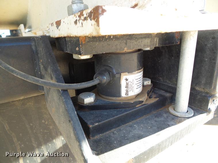 image for item DF2840 2016 Peterbilt 337 feed mixer truck