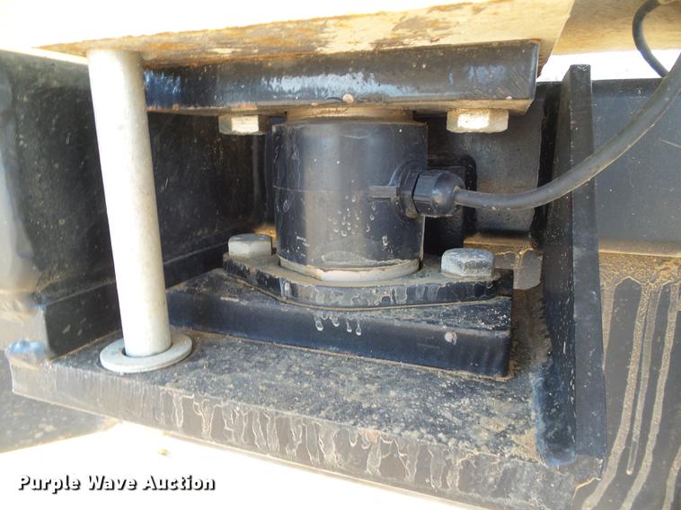 image for item DF2840 2016 Peterbilt 337 feed mixer truck