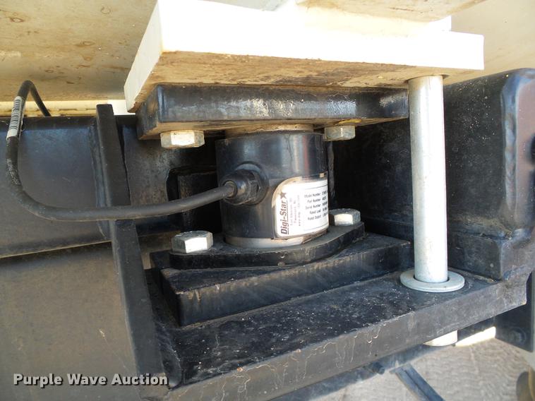 image for item DF2840 2016 Peterbilt 337 feed mixer truck