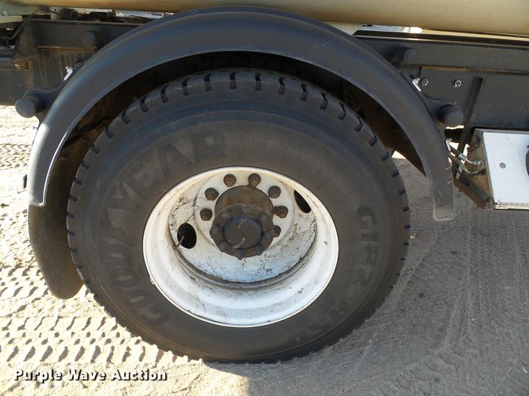 image for item DF2840 2016 Peterbilt 337 feed mixer truck