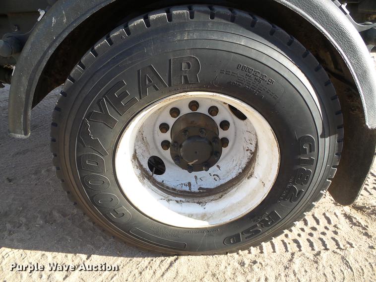 image for item DF2840 2016 Peterbilt 337 feed mixer truck