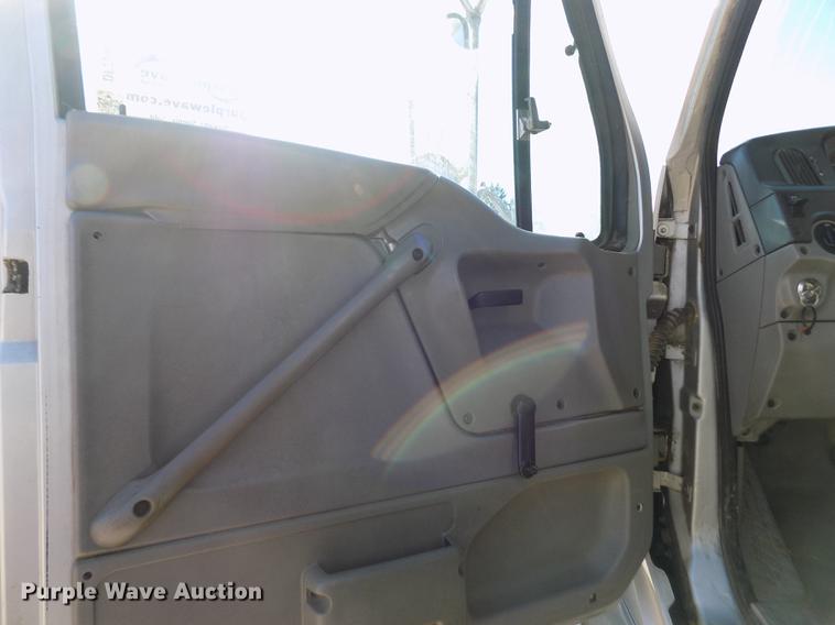 image for item DF2841 1997 Ford L8000 Louisville feed mixer truck