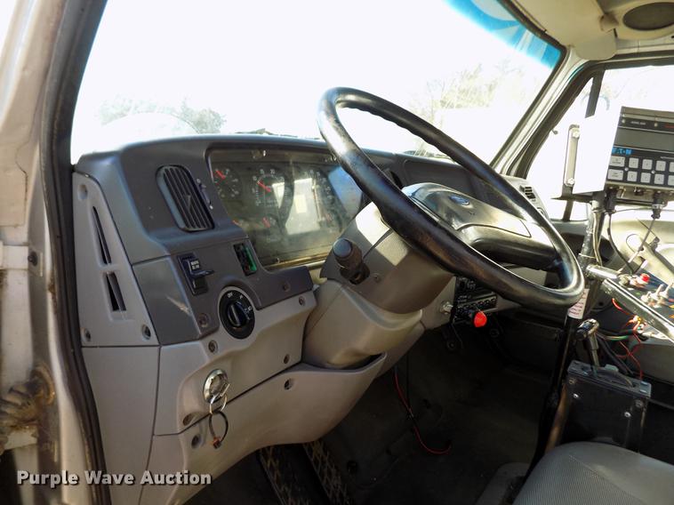 image for item DF2841 1997 Ford L8000 Louisville feed mixer truck