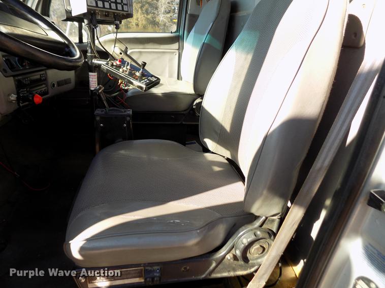 image for item DF2841 1997 Ford L8000 Louisville feed mixer truck