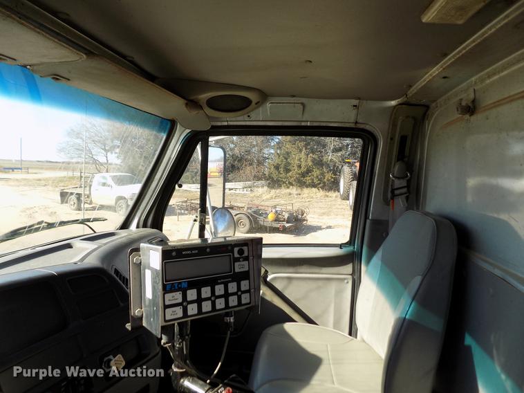 image for item DF2841 1997 Ford L8000 Louisville feed mixer truck