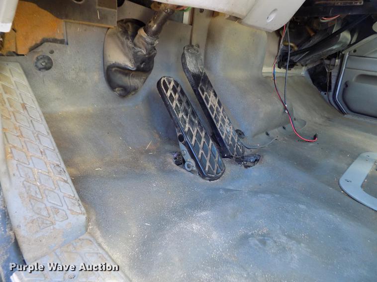 image for item DF2841 1997 Ford L8000 Louisville feed mixer truck