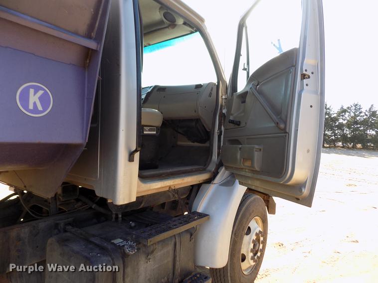 image for item DF2841 1997 Ford L8000 Louisville feed mixer truck