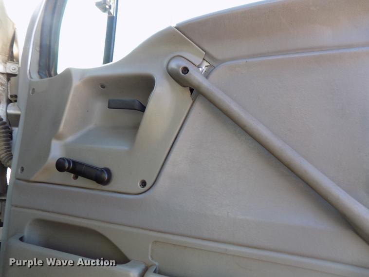 image for item DF2841 1997 Ford L8000 Louisville feed mixer truck