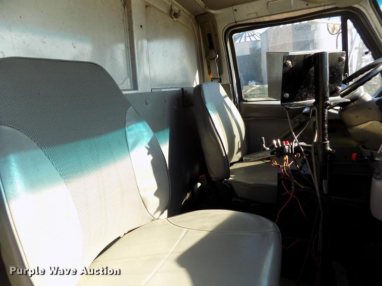 image for item DF2841 1997 Ford L8000 Louisville feed mixer truck