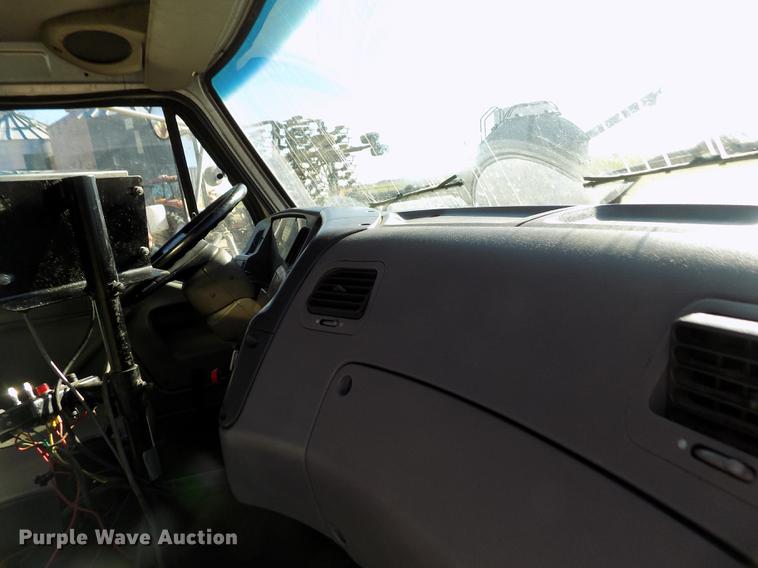 image for item DF2841 1997 Ford L8000 Louisville feed mixer truck