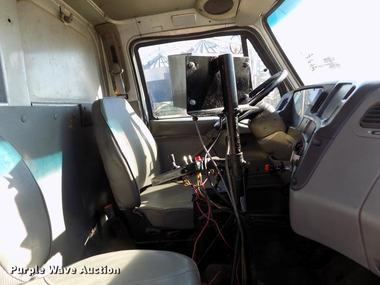 image for item DF2841 1997 Ford L8000 Louisville feed mixer truck