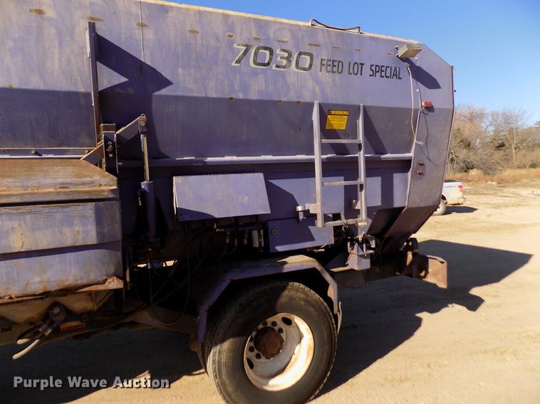 image for item DF2841 1997 Ford L8000 Louisville feed mixer truck