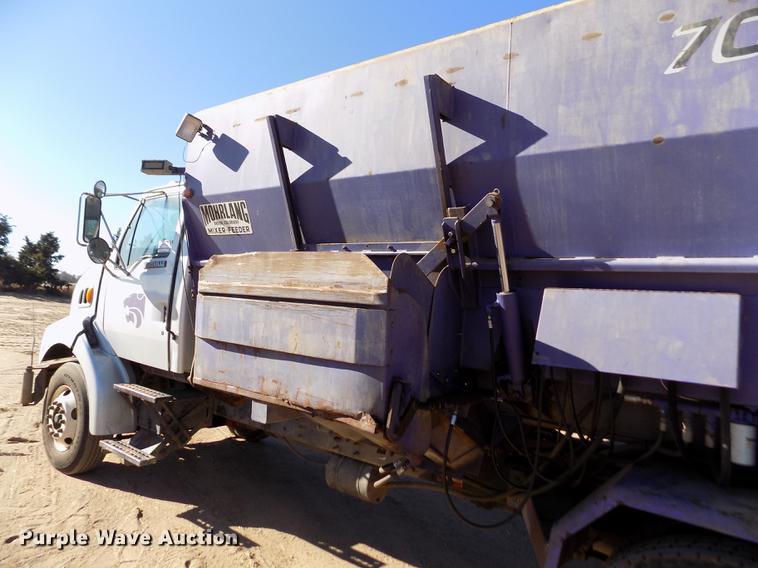 image for item DF2841 1997 Ford L8000 Louisville feed mixer truck