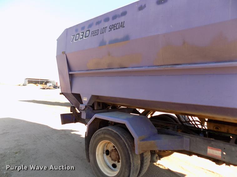 image for item DF2841 1997 Ford L8000 Louisville feed mixer truck