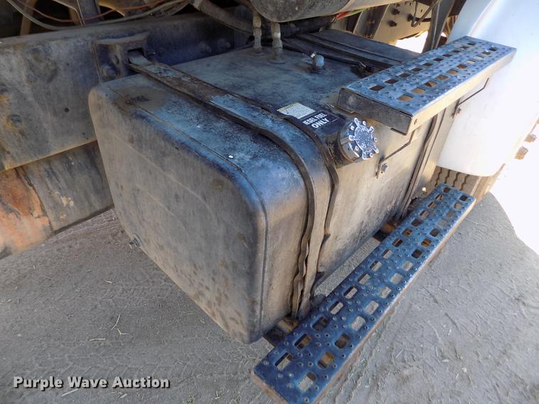 image for item DF2841 1997 Ford L8000 Louisville feed mixer truck