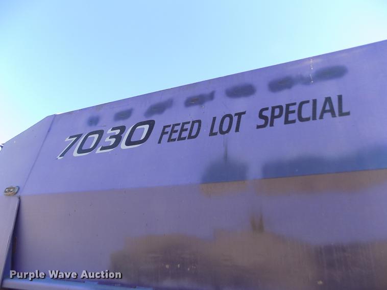 image for item DF2841 1997 Ford L8000 Louisville feed mixer truck