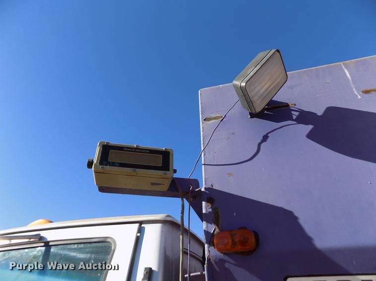 image for item DF2841 1997 Ford L8000 Louisville feed mixer truck