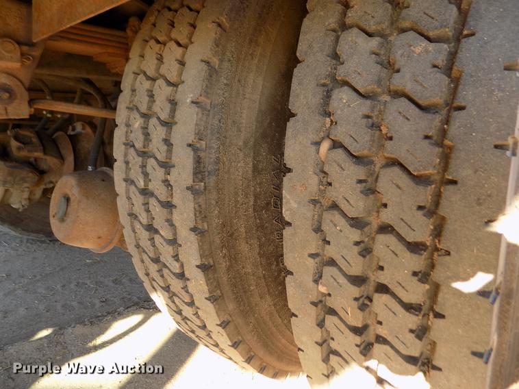 image for item DF2841 1997 Ford L8000 Louisville feed mixer truck