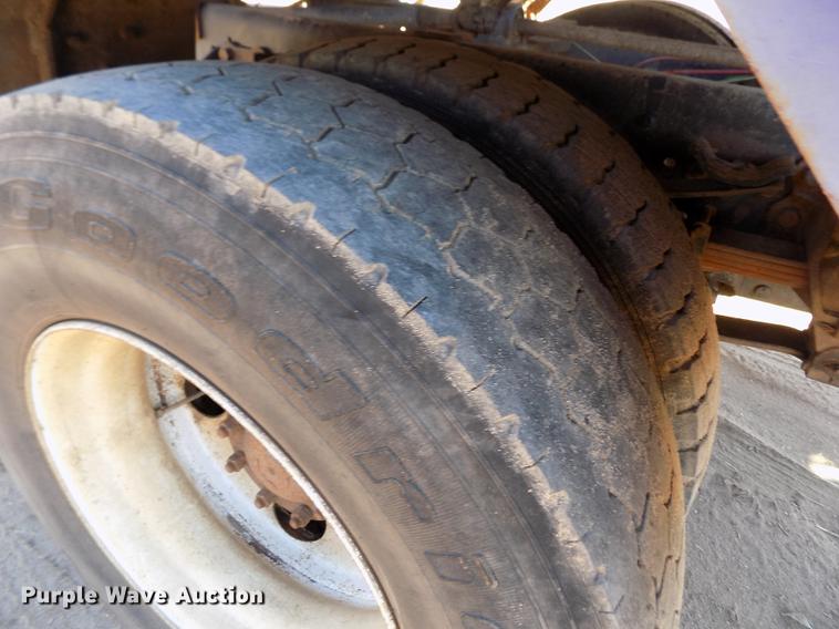 image for item DF2841 1997 Ford L8000 Louisville feed mixer truck