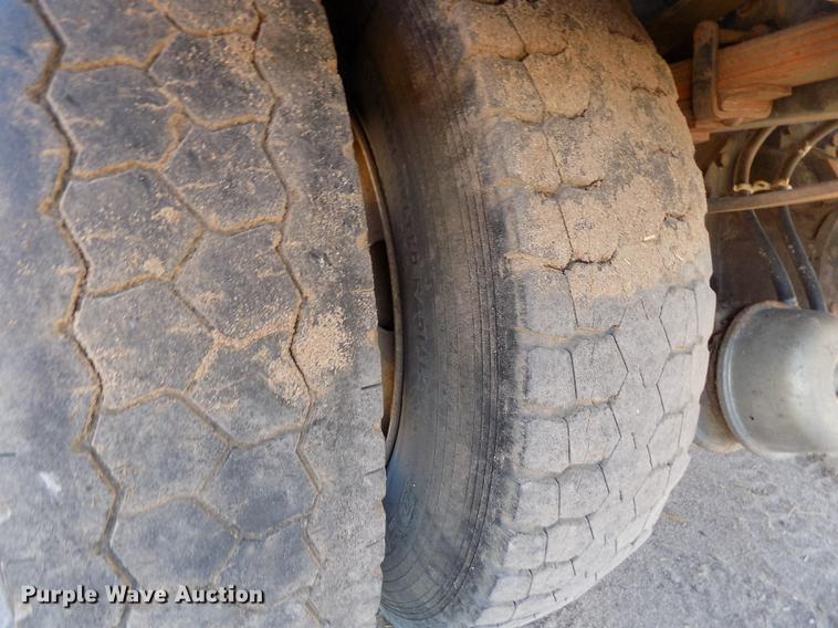 image for item DF2841 1997 Ford L8000 Louisville feed mixer truck