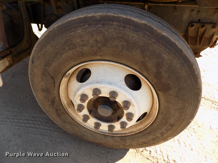 image for item DF2841 1997 Ford L8000 Louisville feed mixer truck