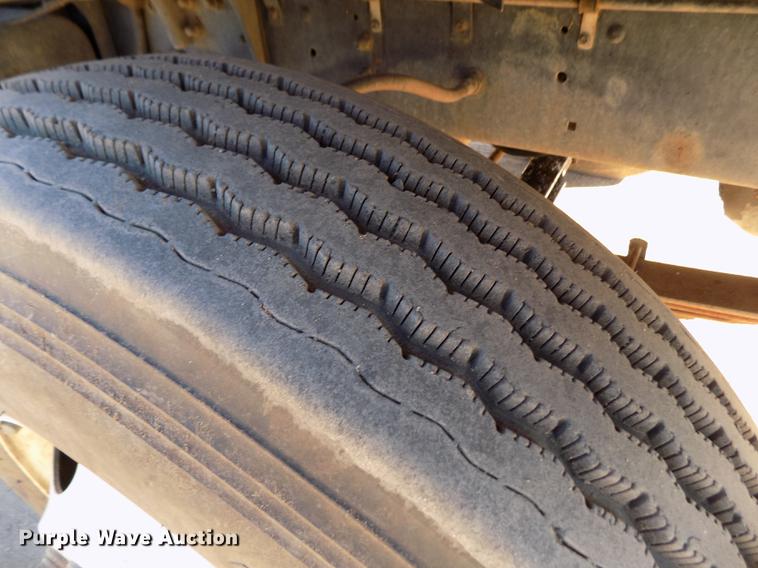 image for item DF2841 1997 Ford L8000 Louisville feed mixer truck