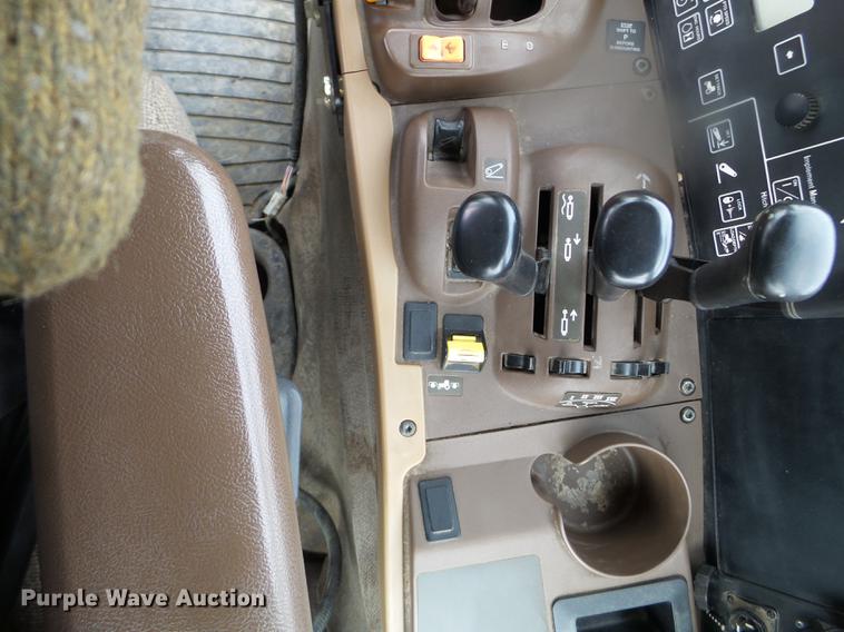 image for item DX9730 2005 John Deere 7820 tractor