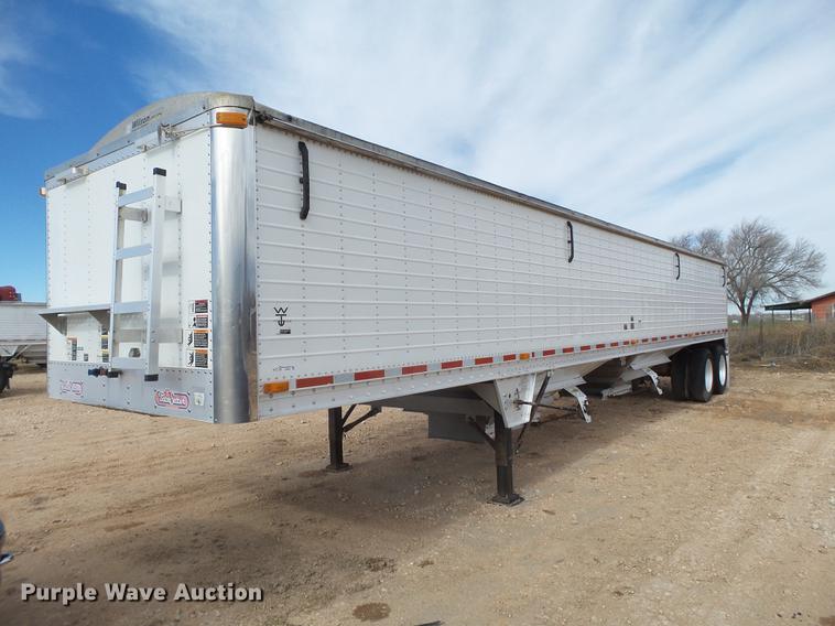 image for item EI9692 2007 Wilson DWH-550 double hopper bottom grain trailer