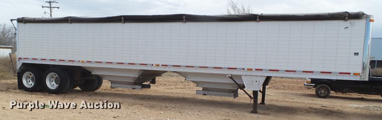 image for item EI9692 2007 Wilson DWH-550 double hopper bottom grain trailer