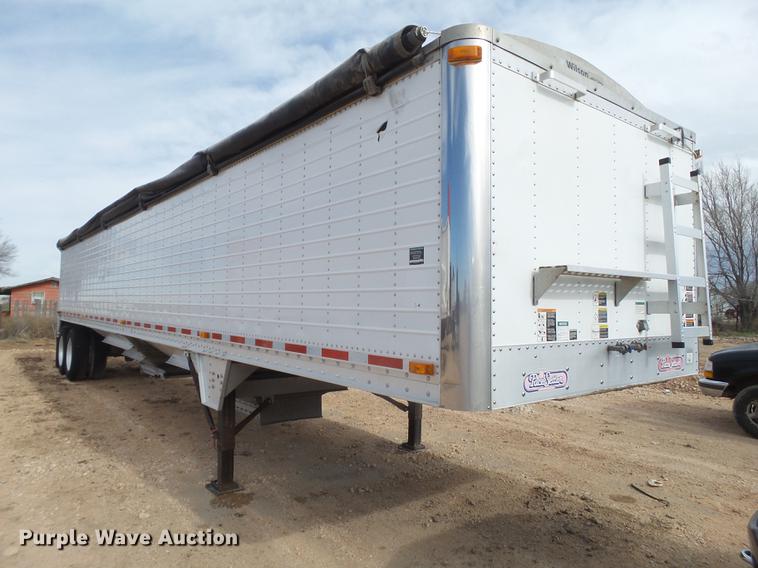 image for item EI9692 2007 Wilson DWH-550 double hopper bottom grain trailer