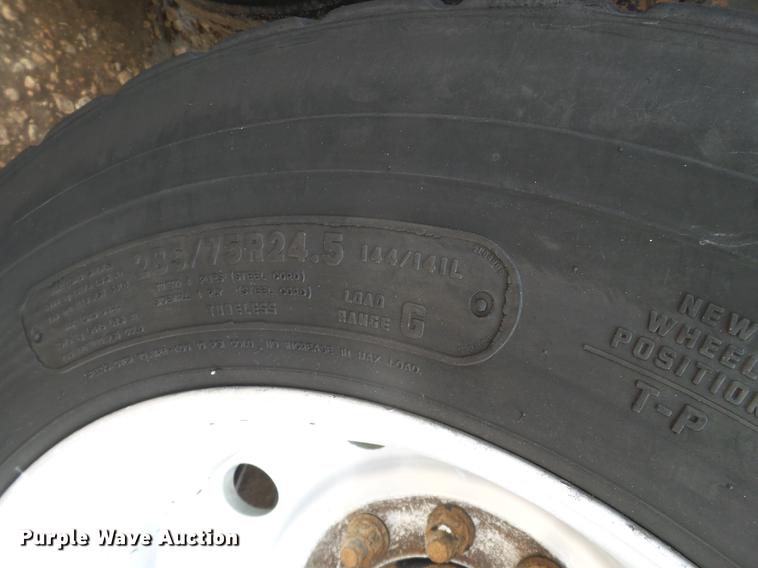 image for item EI9692 2007 Wilson DWH-550 double hopper bottom grain trailer