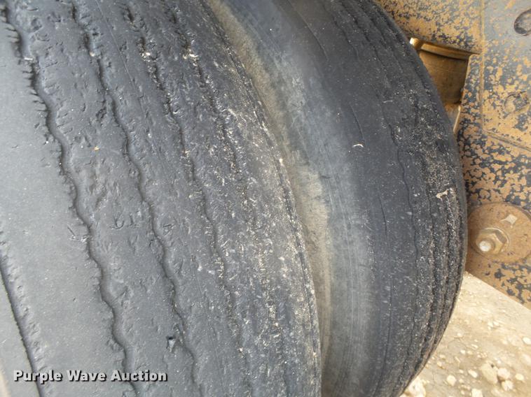 image for item EI9692 2007 Wilson DWH-550 double hopper bottom grain trailer