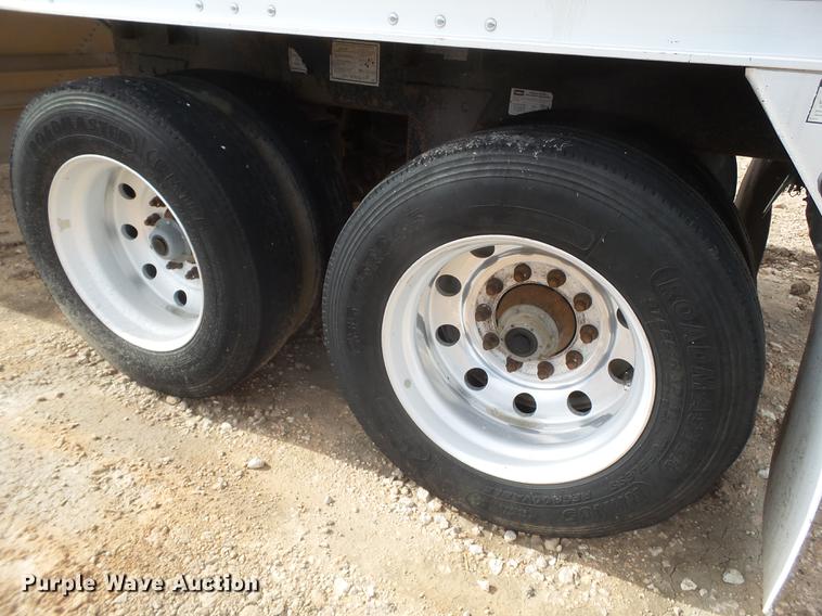 image for item EI9692 2007 Wilson DWH-550 double hopper bottom grain trailer