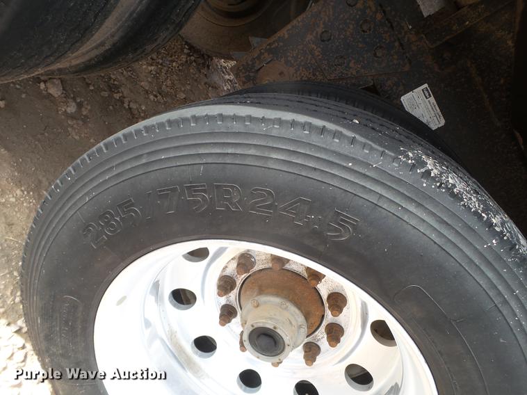 image for item EI9692 2007 Wilson DWH-550 double hopper bottom grain trailer