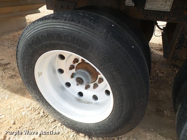 image for item EI9692 2007 Wilson DWH-550 double hopper bottom grain trailer