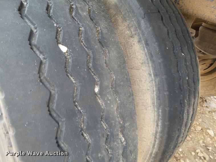 image for item EI9692 2007 Wilson DWH-550 double hopper bottom grain trailer