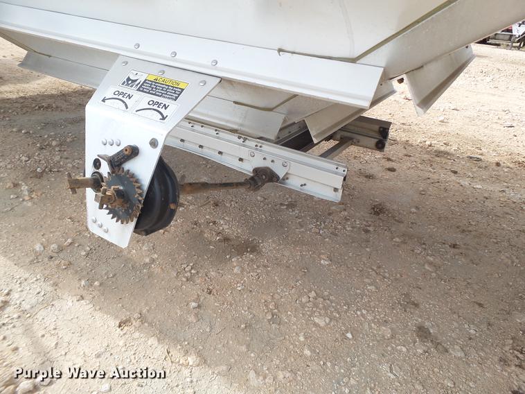 image for item EI9692 2007 Wilson DWH-550 double hopper bottom grain trailer