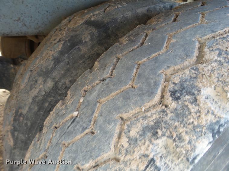 image for item EI9694 1995 Wilson DWH-40 double hopper bottom grain trailer