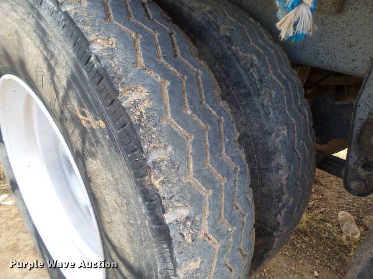 image for item EI9694 1995 Wilson DWH-40 double hopper bottom grain trailer