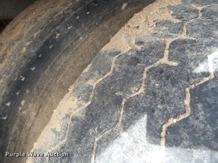 image for item EI9694 1995 Wilson DWH-40 double hopper bottom grain trailer