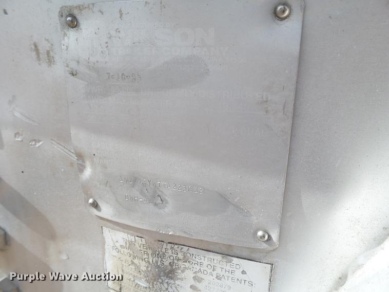 image for item EI9694 1995 Wilson DWH-40 double hopper bottom grain trailer