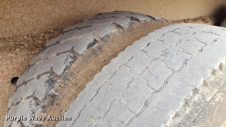 image for item EN9661 2007 Yellow X Trailers silage trailer