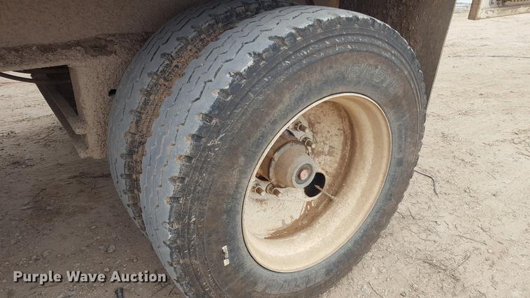 image for item EN9661 2007 Yellow X Trailers silage trailer