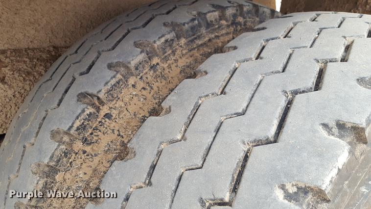 image for item EN9661 2007 Yellow X Trailers silage trailer