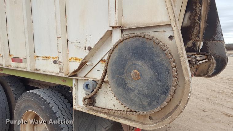 image for item EN9661 2007 Yellow X Trailers silage trailer