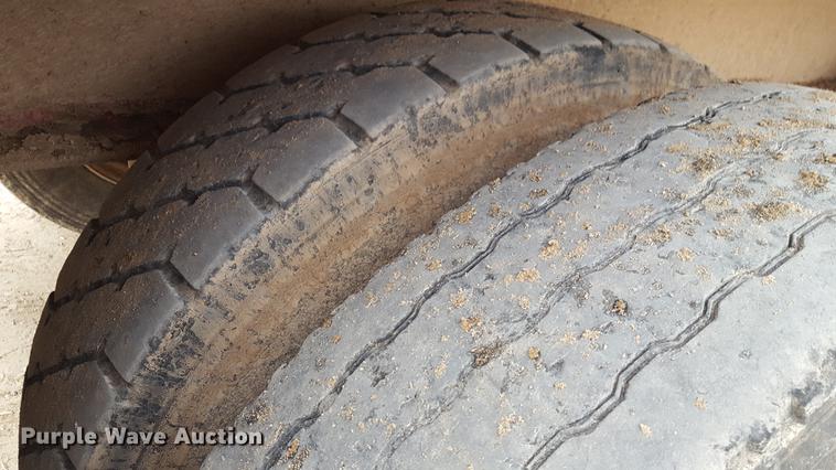 image for item EN9661 2007 Yellow X Trailers silage trailer