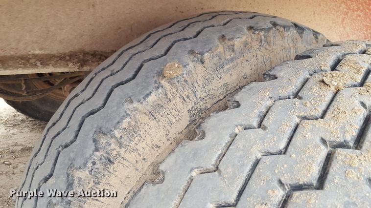 image for item EN9661 2007 Yellow X Trailers silage trailer