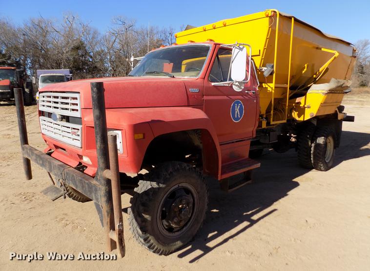 image for item FE9272 1984 Ford F700 feed mixer truck